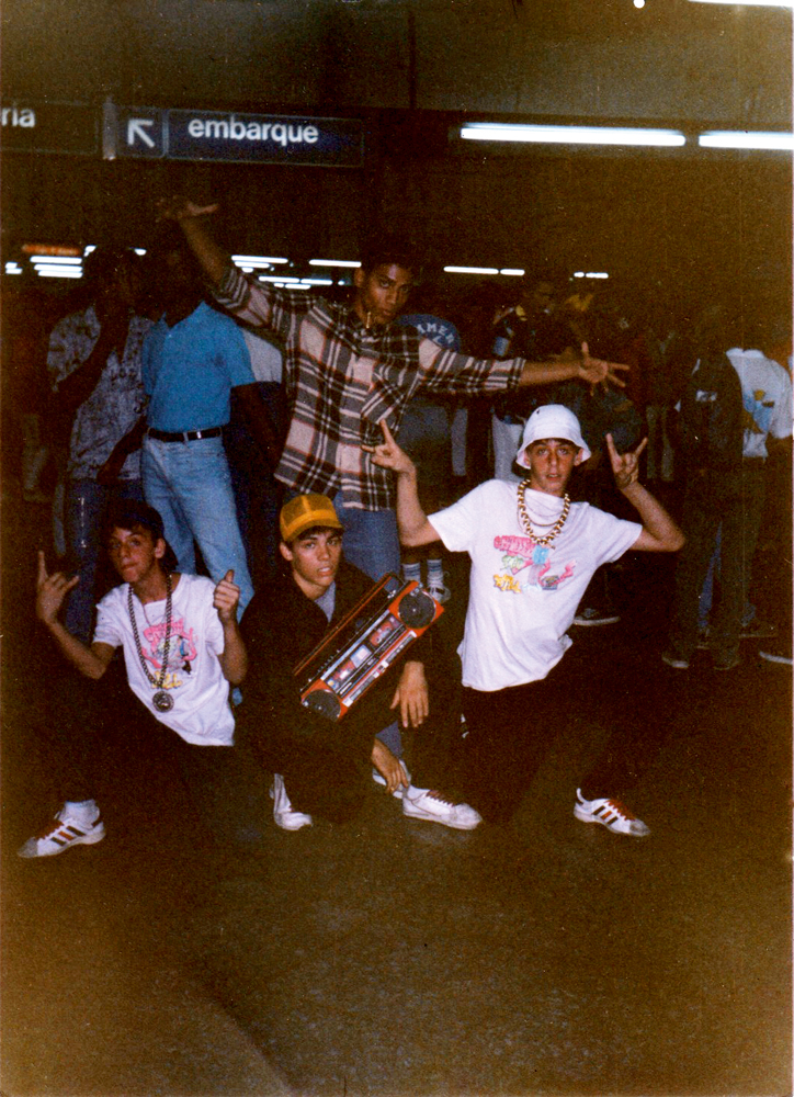 Na estação de metrô São Bento, berço do hip-hop na cidade, com os amigos do Sampa Crew e Rooney (1988)