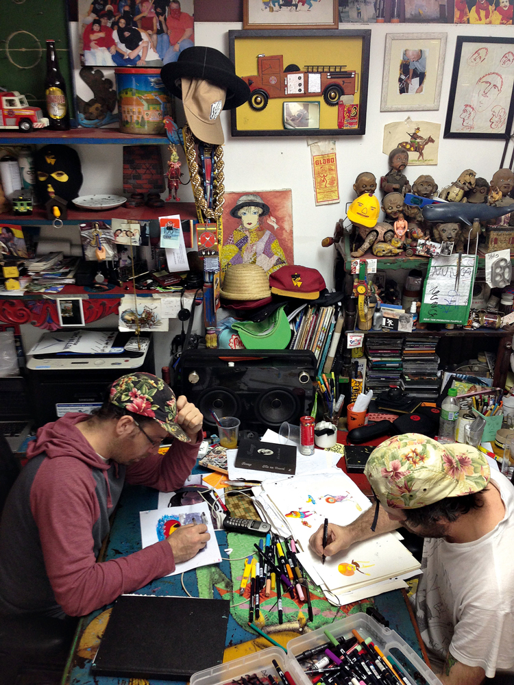 A dupla trabalhando em seu estúdio no Cambuci