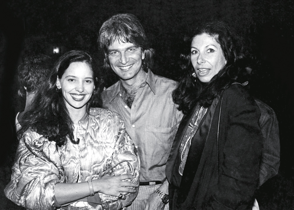 Numa boate carioca na década de 80, no meio das socialites Karmmita Medeiros e Anna Maria Tornaghi