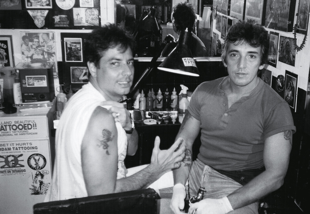 Tatuando Roberto de Carvalho durante os anos 80