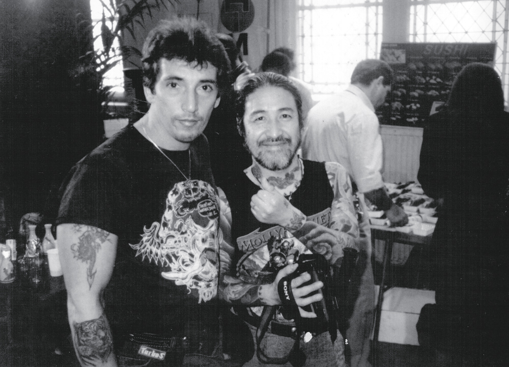Com o tatuador Horiyoshi em Bolonha, na Itália, em 1993