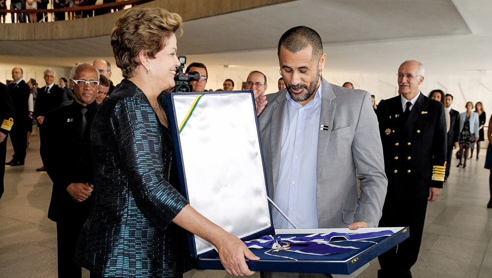 Recebendo medalha de Dilma Roussef pelos 20 anos do AfroReggae