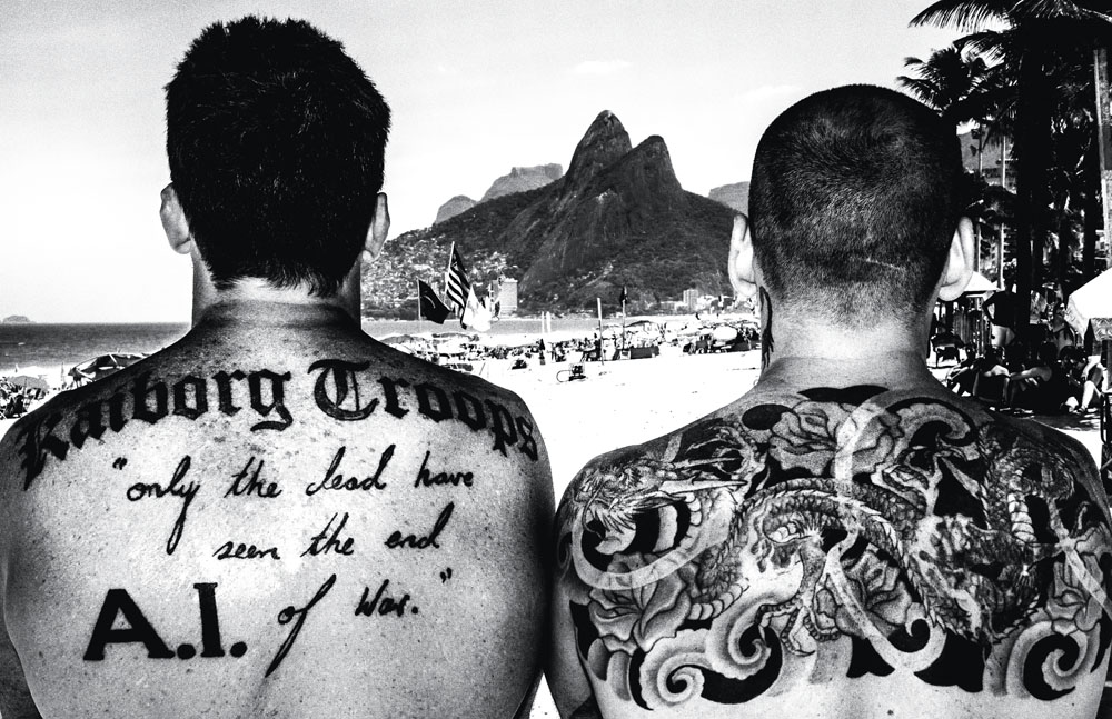 Os dois irmãos e suas costas tatuadas