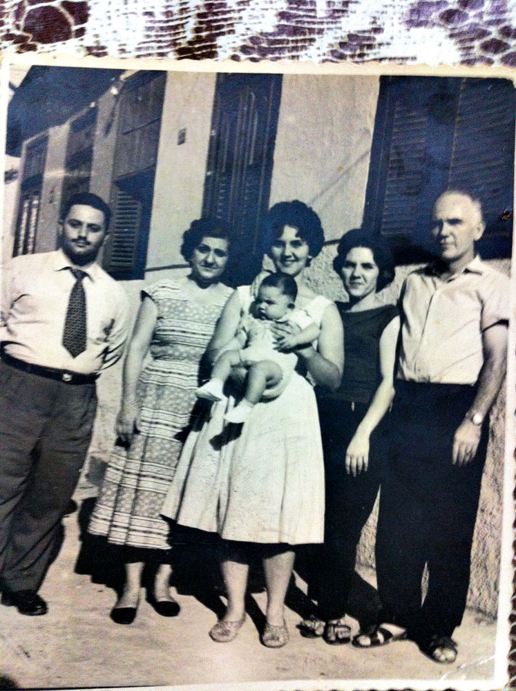 Nos braços da mãe, com o pai (de gravata) e os tios no Rio, em 1959
