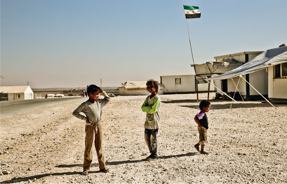 Crianças no campo de refugiados de Al Zaatari: a guerra civil na Síria isola habitantes e correspondentes