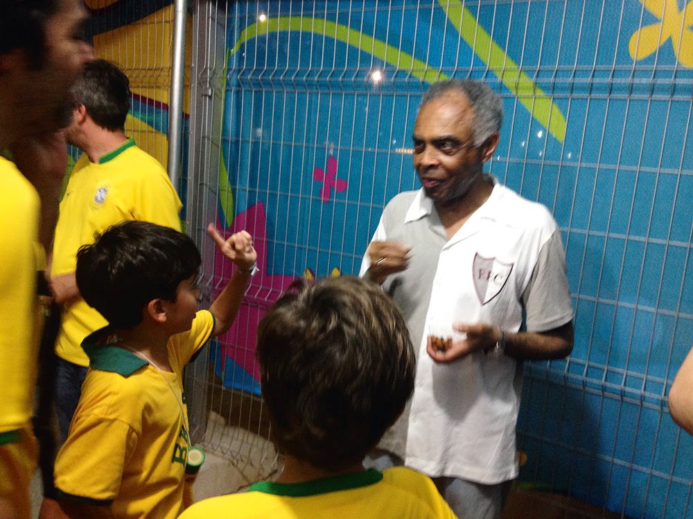 Fortaleza/15h: Gilberto Gil e sua turma em dia de jogo: a mulher, Flora, os netos e amigos como Fagner e Andrucha Waddington