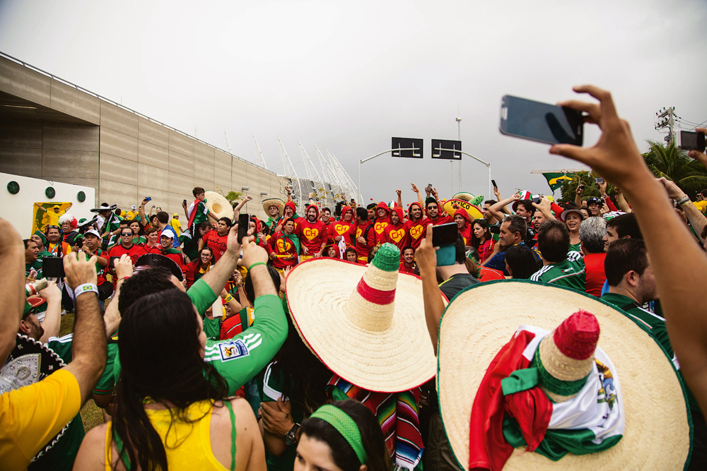 Fortaleza/13h14: Torcedores mexicanos capricham no visual a caminho do jogo. A foto é de Marilia Camelo