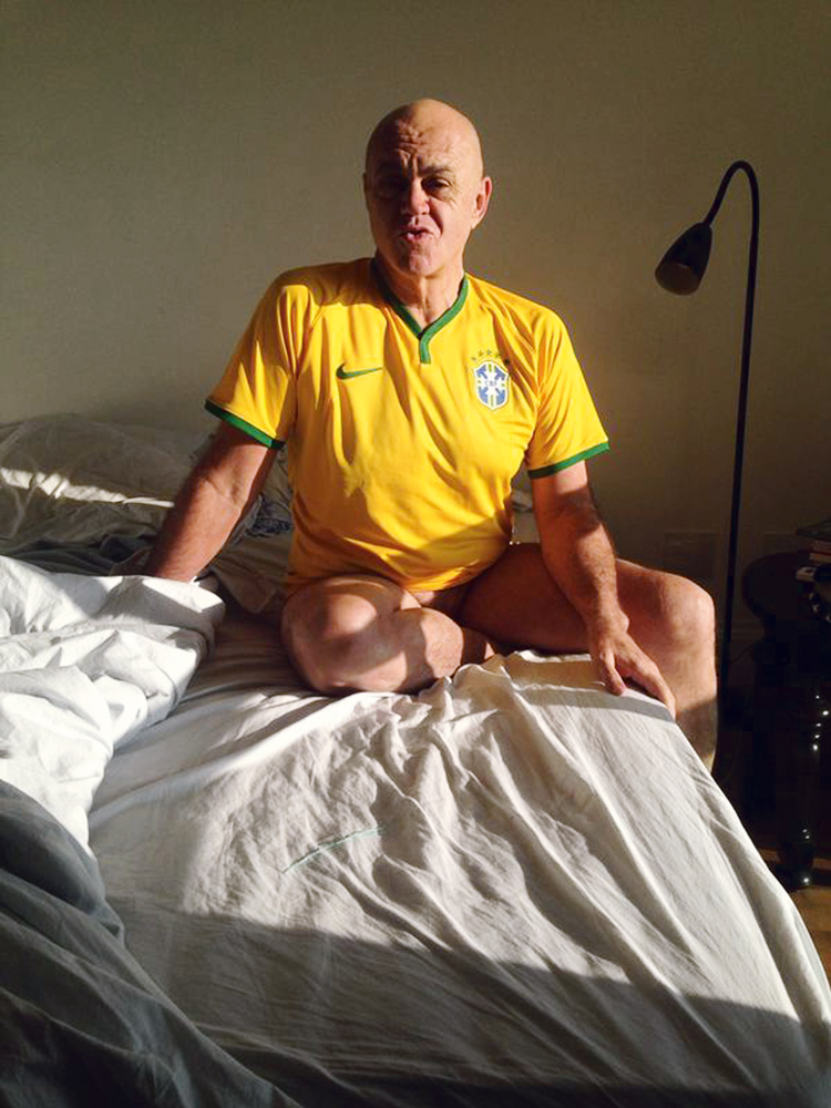 São Paulo/7h20: O empresário da noite Oscar Maroni em sua casa: Hoje pela manhã transei com a minha mulher com a camisa da pátria