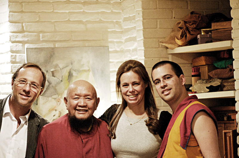 O psiquiatra e parceiro Sergio Klepacz, o mestre Lama Gangchen Rinpoche, Bel e seu filho, o Lama Michel Rinpoche