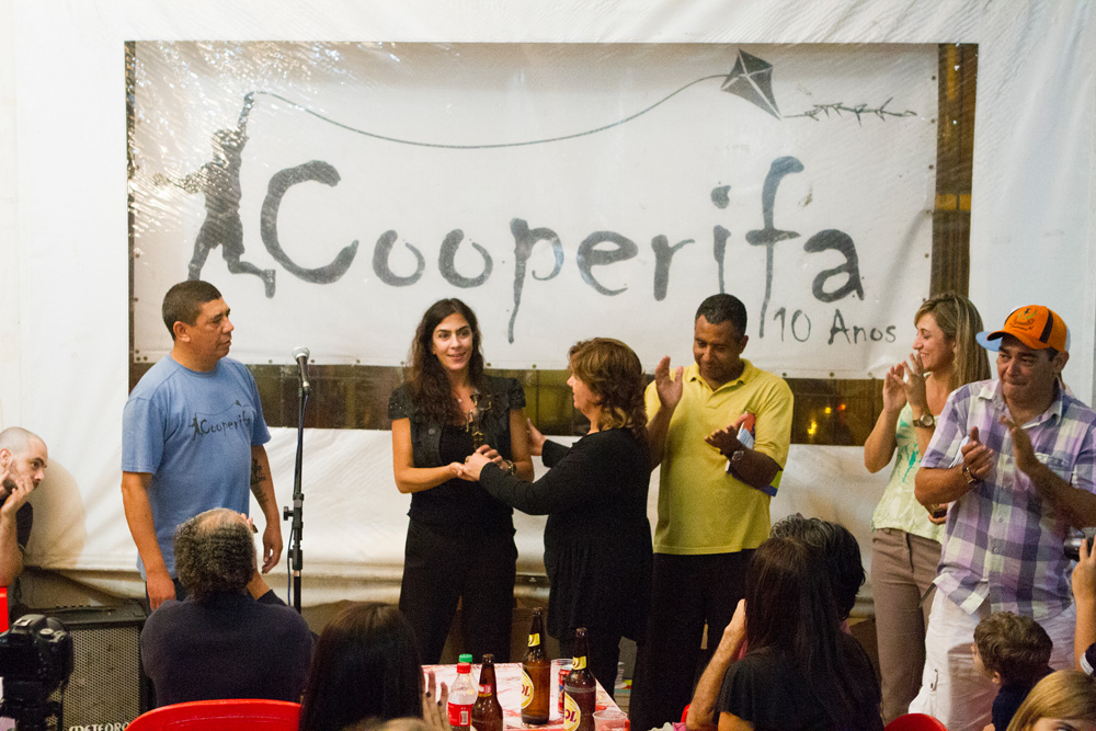 Ana Paula Wehba, da Trip, recebe o Prêmio Cooperifa