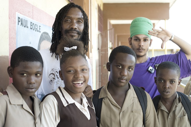 Conrad Crystal e Dada junto aos alunos da 'Haile Selassie High School' em Kingston