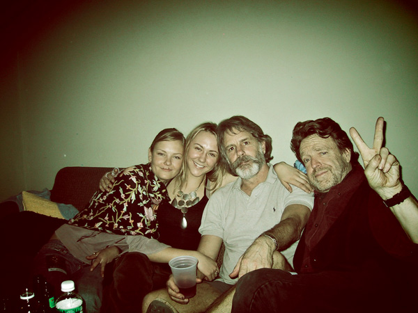 Com as filhas e Bob Weir, seu amigo do Grateful Dead