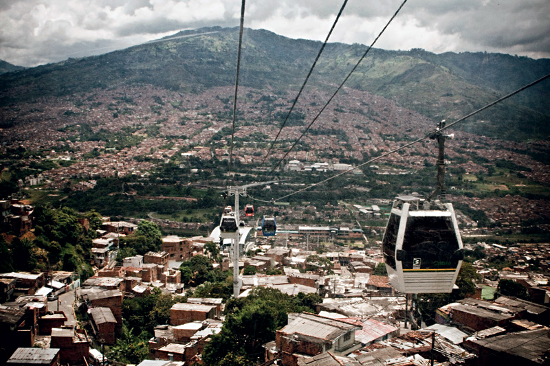 Uma nova e próspera Medellín é vista do teleférico Metrocable