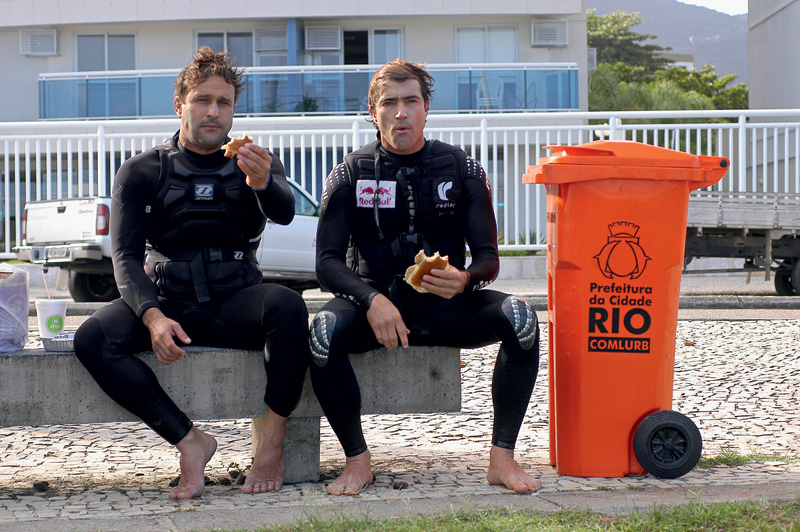 A dupla Eraldo e Burle na Barra da Tijuca, onde treinam quando estão no Brasil