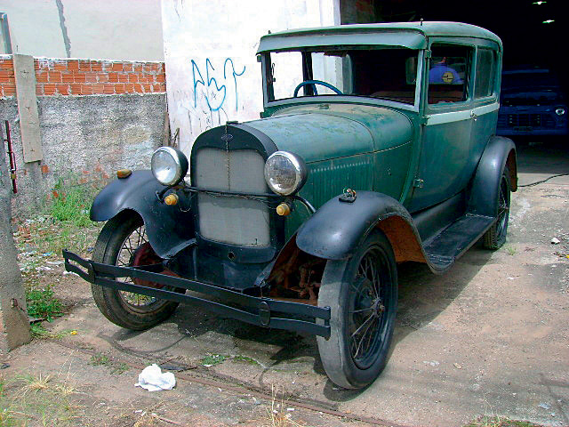 Luis Cláudio garante que seu Ford Tudor de 1929 mantém todas as características originais, inclusive o freio. O proprietário pede R$ 14.000 pelo carro. Tel.: (41) 9682- 8222