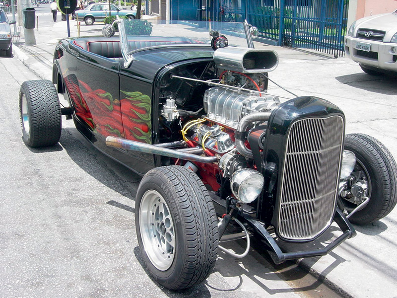 O Ford no estilo Hot Rod tem apenas 900 km rodados. Com o motor V8 e uma pintura especial, o proprietário Cezar resume: “O carro é um colírio”. Por R$ 77.000. Tel.: (11) 9122-7942