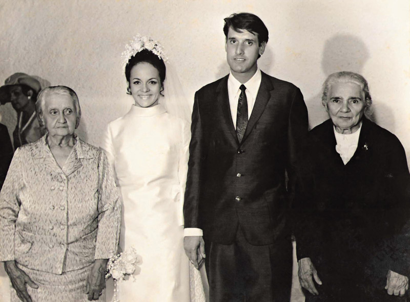 em seu casamento com o engenheiro Luiz Carlos Perez, ao lado das avós dos noivos Idália e Elvira