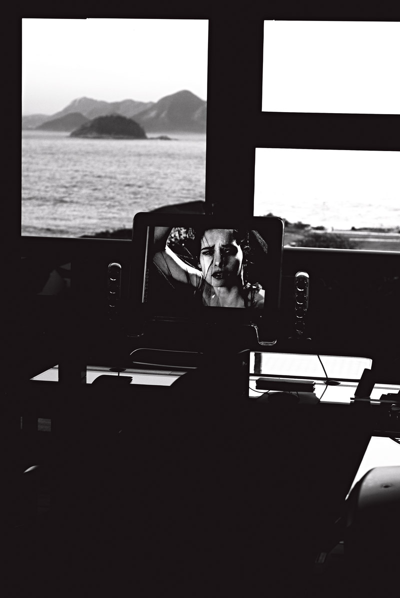 A foto da filha Daniella na tela do computador de seu escritório em Copacabana