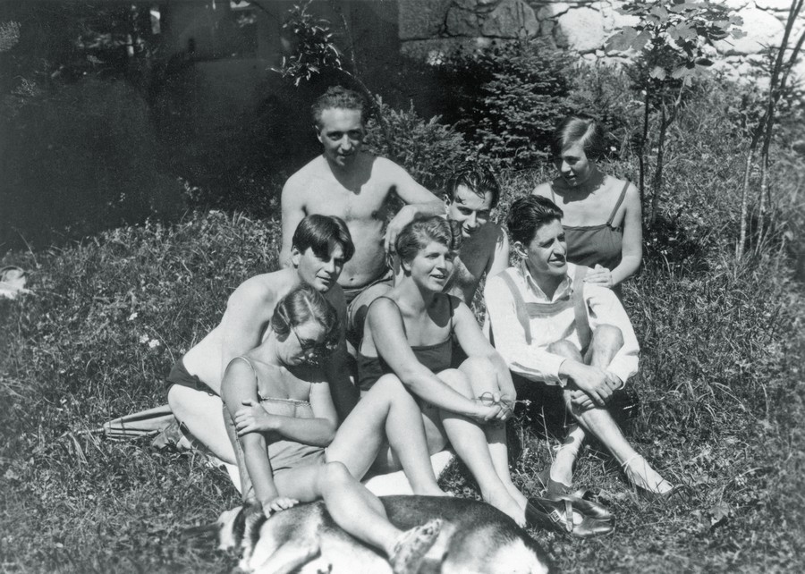 Reich (na fileira de cima, no meio) com grupo de amigos