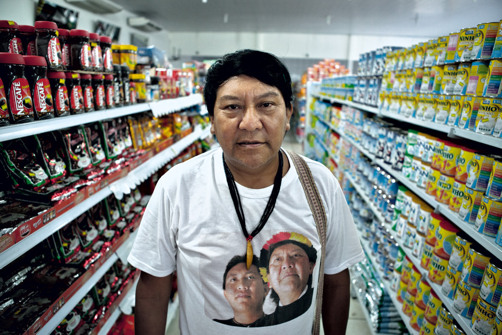 Davi, durante a visita da Trip, em um mercadinho no município de Caracaraí (RR)