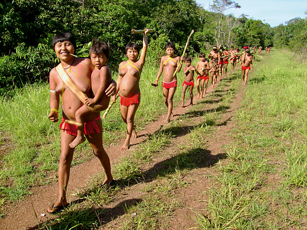 Cenas dos Yanomami da aldeia de Davi, na Serra do Demini