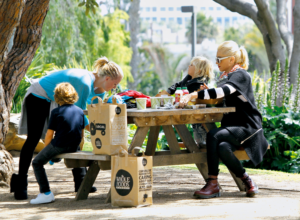a cantora Gwen Stephani faz piquenique em Los Angeles com os filhos, após fazer compras no Whole Foods