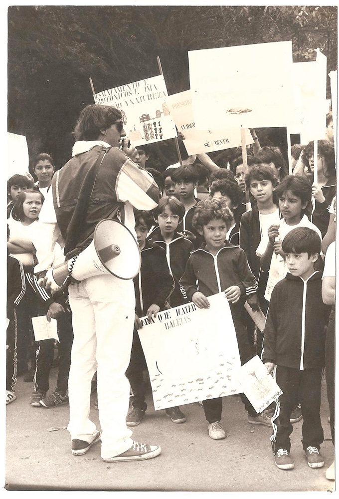 De megafone na mão, em campanha pela preservação das baleias com alunos de escola pública de Embu (SP), em 1987