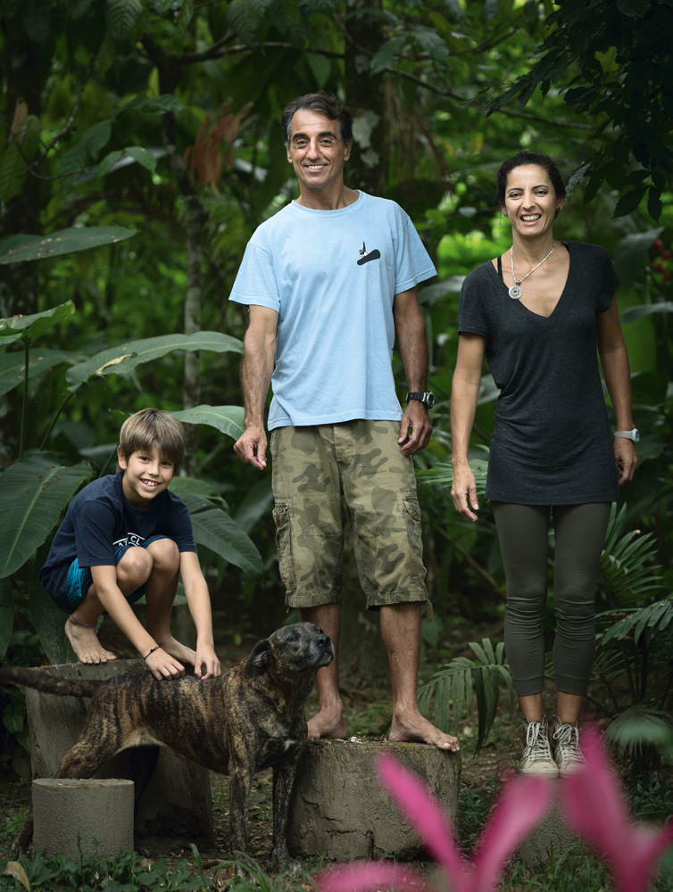 Com a mulher, Angela, o filho Kauai e a cadela Naomi