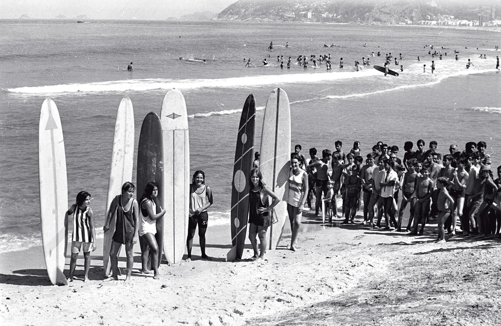 Cenas das areias do Arpoador do início dos anos 60