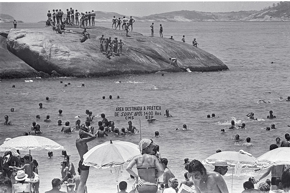 Cenas das areias do Arpoador do início dos anos 60
