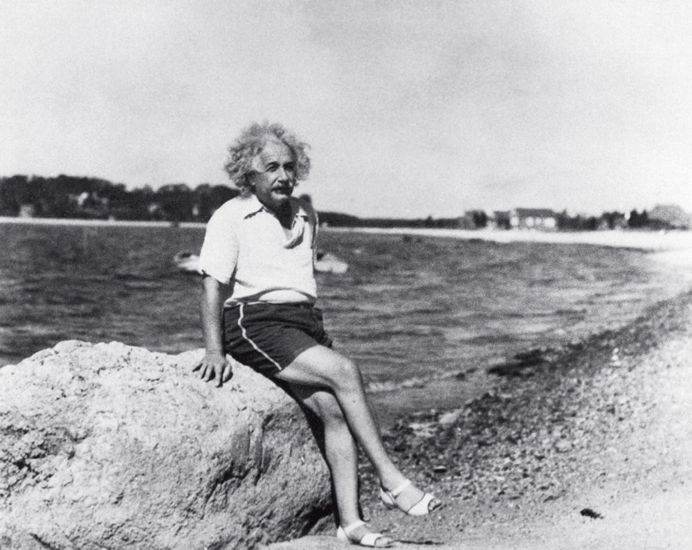 Albert Einstein relaxa na praia do Lago Saranac de Nova York, onde gostava de passar o verão: a praia ajuda a pensar e a refletir