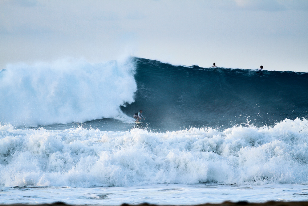 De volta ao surf em Noronha, Calunga se mostra à vontade para encarar uma das maiores ondulações já registradas no arquipélago