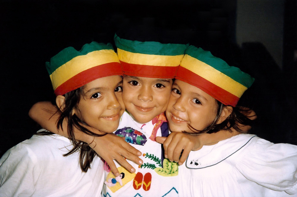 No verão de Salvador de 1995, entre Benedita, filha de Regina Casé, e a irmã Miranda