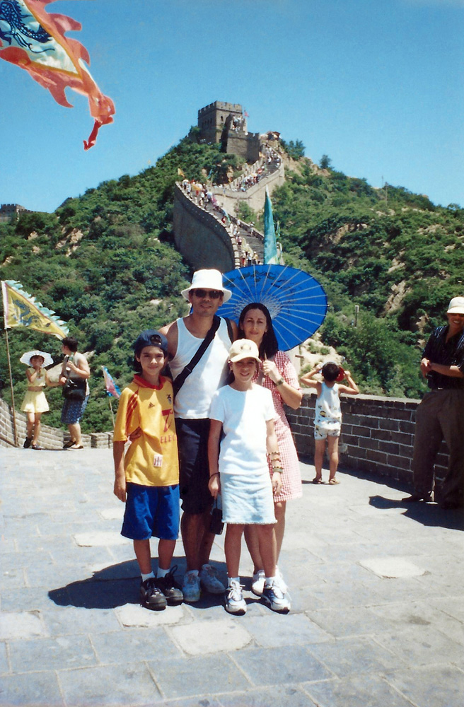 Nicolau, Dado, a mãe, Fernanda, e a irmã Miranda na Muralha da China, em 2000