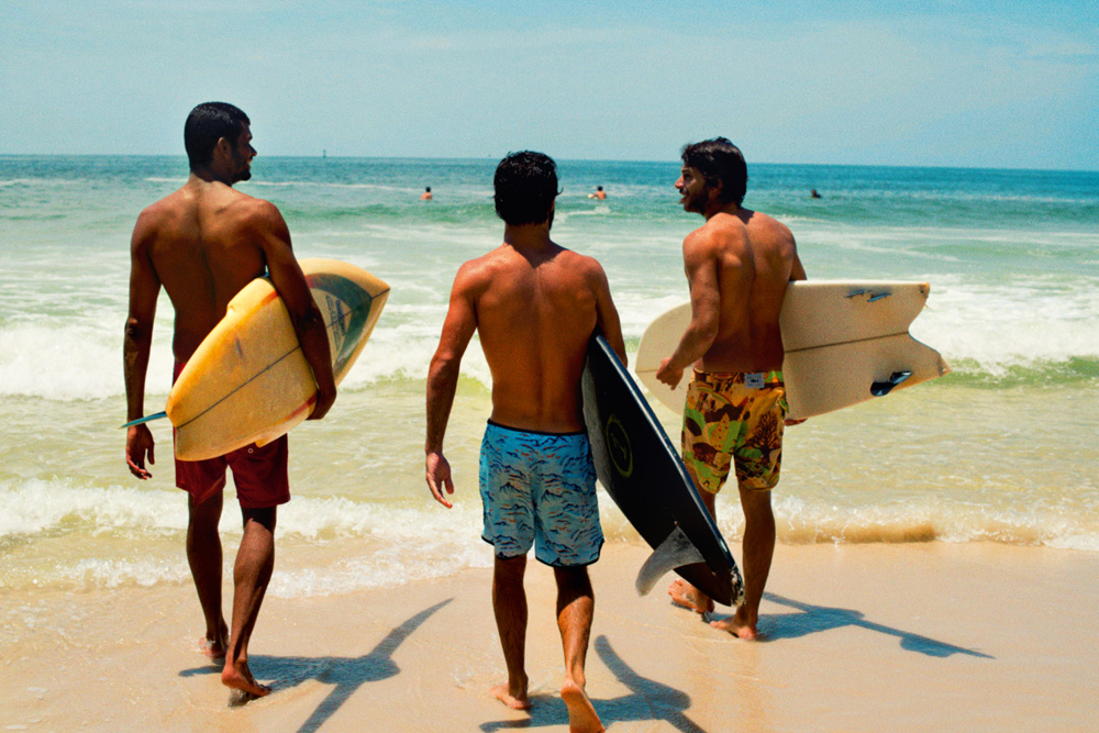 Os amigos Betinho Dias, Rafael Zais e Peu Mello na praia da Joatinga com pranchas retrô