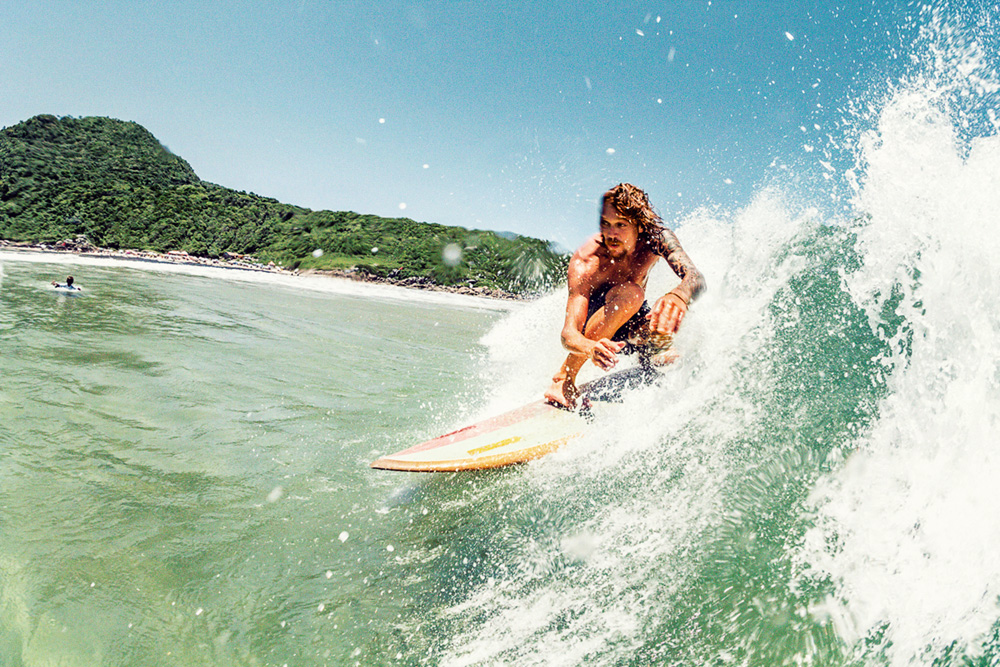 O surfista catarinense Fernando Fanta em ação