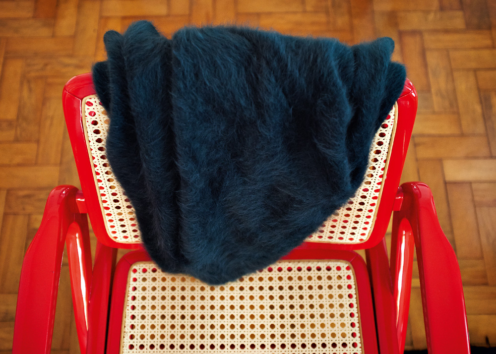 De palha: A cadeira vermelha de palha é da Isto é Brasil e foi comprada em São Paulo