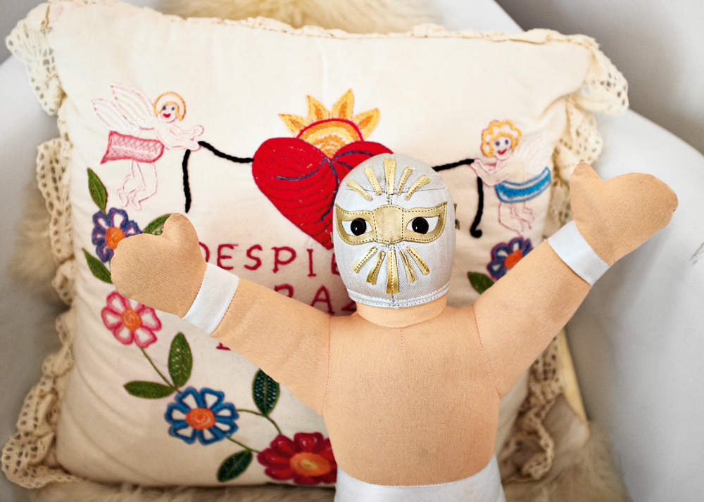 Viagem: A almofada bordada pela mãe e o boneco de luta livre lembram a ida ao México