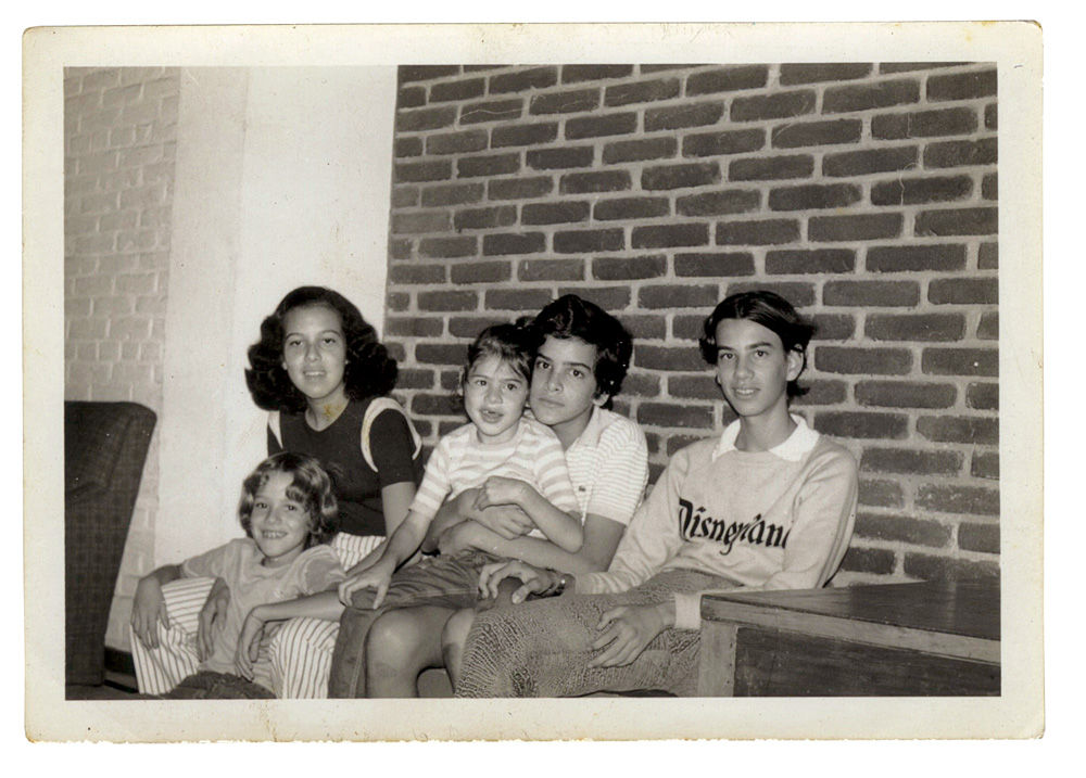 Nando (sentado no chão) e os irmãos, Quilha, Lulu, Zeco e Carlito, em 1972