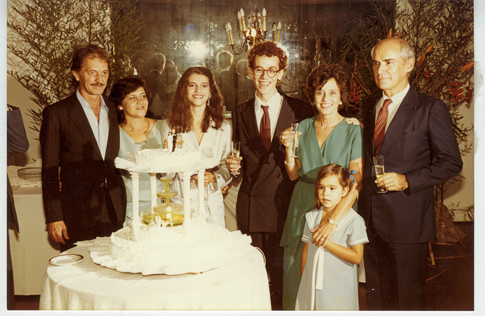 Vânia e Nando com os pais e uma sobrinha, Clara, na festa do primeiro casamento, em 1985
