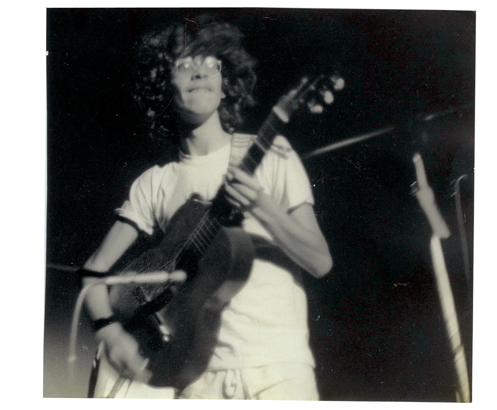 No Festival Secundarista de Música do Colégio Santa Cruz, em 1979, quando venceu com sua banda, Os Camarões