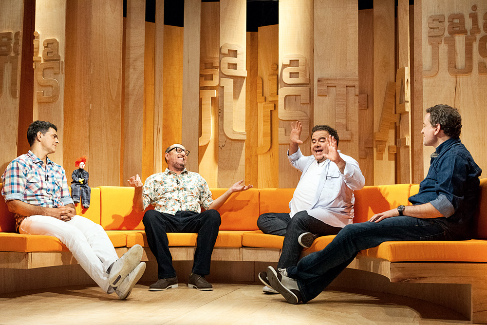 No programa Saia Justa, com Du Moscovis, Leo Jaime e Dan Stulbach, em 2013
