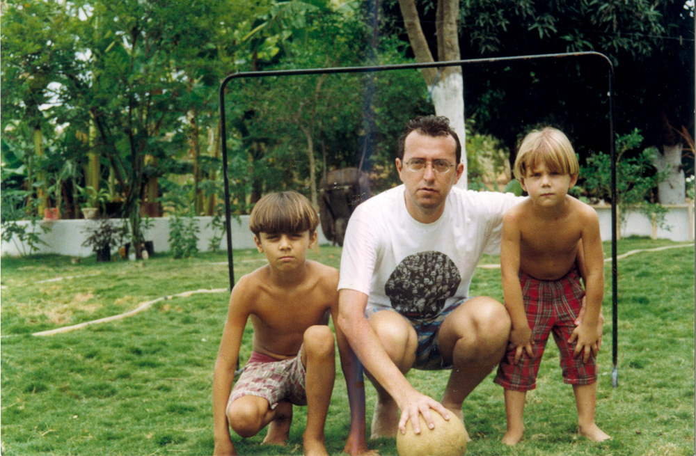 Batendo bola com os sobrinhos Ícaro e Thalysson, nos anos 90