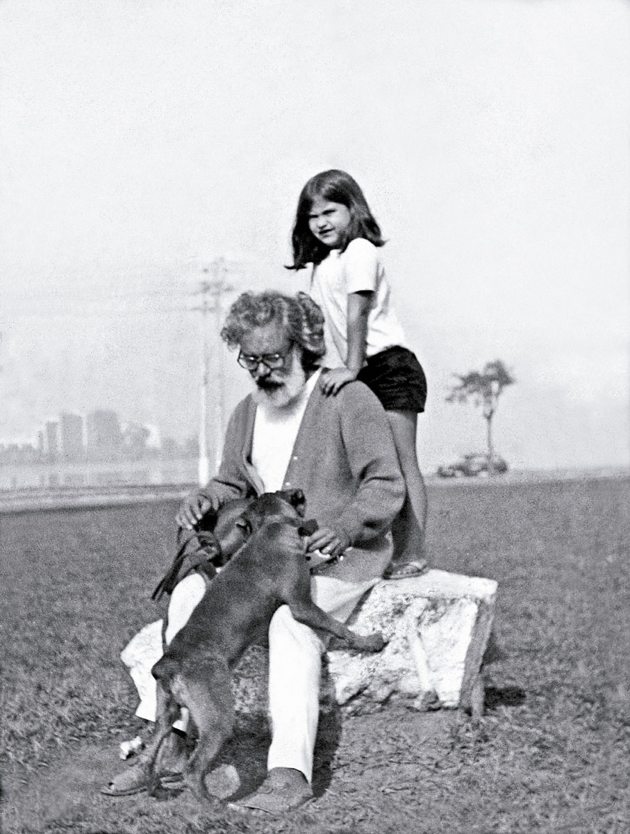 Com o pai, Fernando Torres, e o cachorro Duque, em 1972, em praça próxima à Lagoa Rodrigo de Freitas, Rio de Janeiro