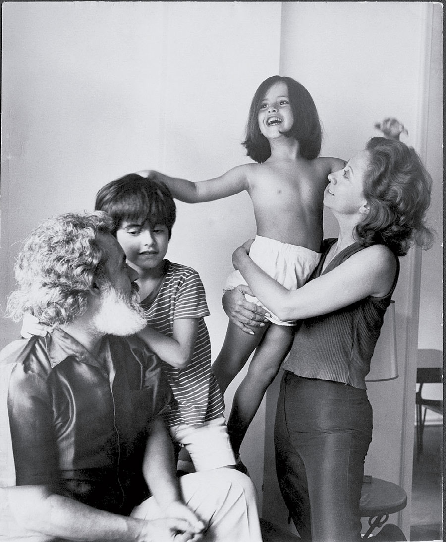 Com os pais e o irmão, em 1971