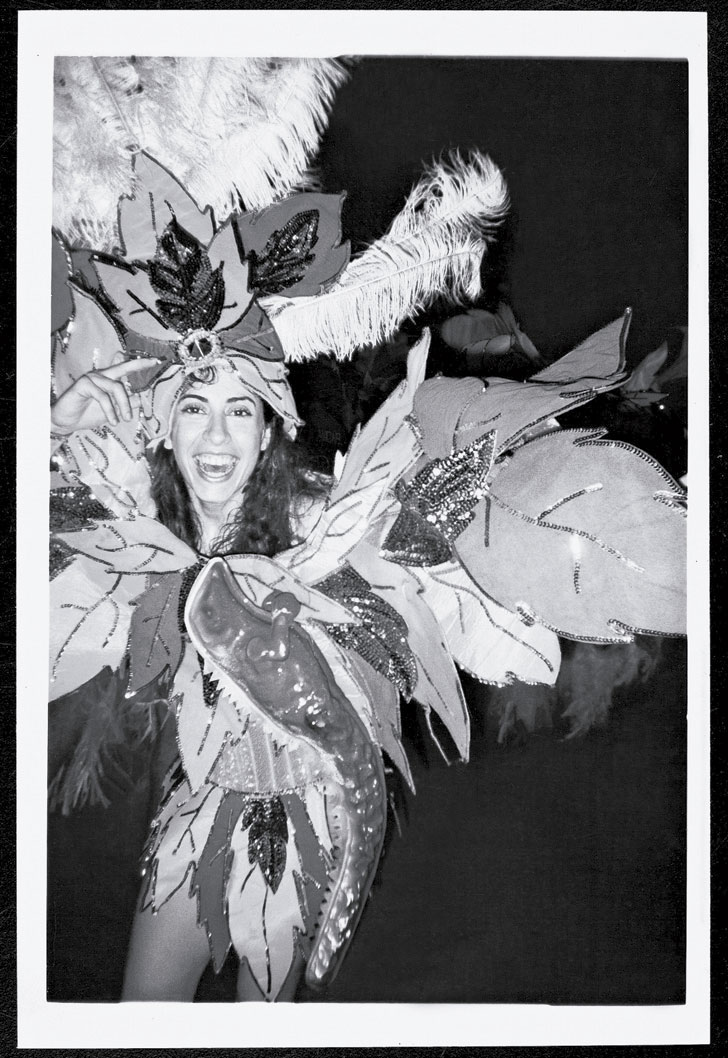 Carnaval de 1995, fantasiada de mata (com lagarto em primeiro plano), na homenagem da Mangueira à ilha de Fernando de Noronha
