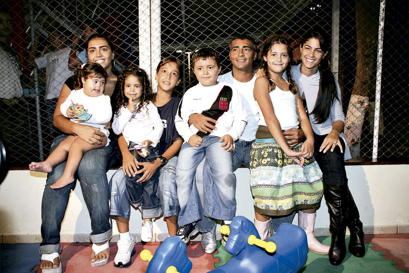 Com os filhos Moniquinha, Ivy, Belinha, Romarinho, Rapha, Danielle e a ex-esposa Isabella