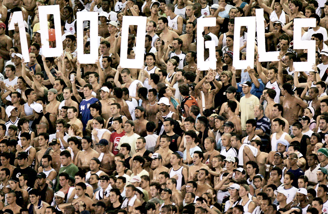 Torcida do Vasco comemora os mil gols de Romário, no dia 20 de maio de 2007