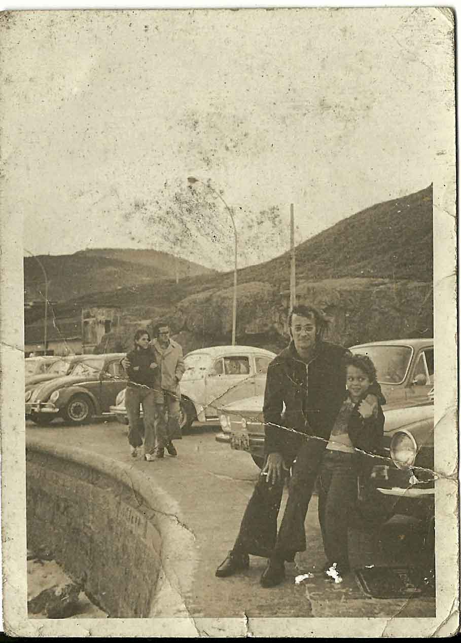 Com seu pai no Arpoador em 1975