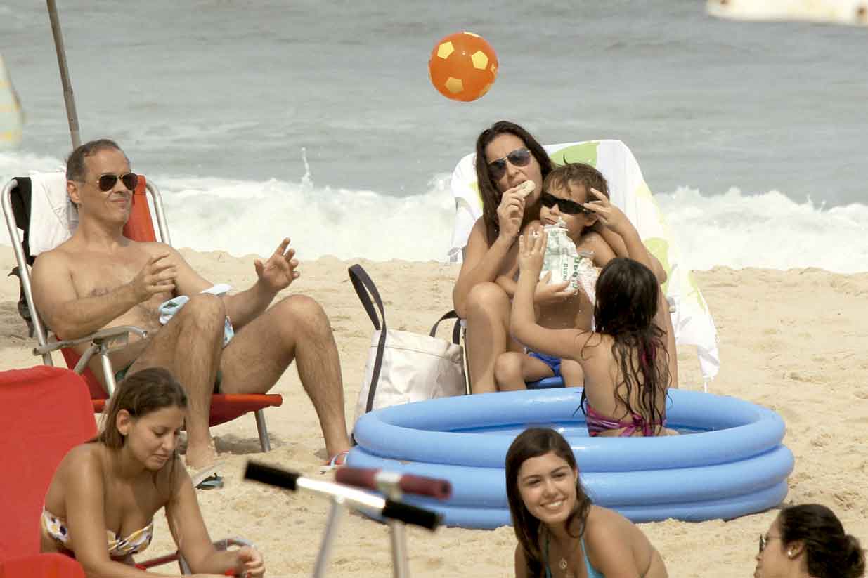 Na praia, com os filhos, Carlos e Carolina, e a ex-mulher Patrícia Lins e Silva, com quem foi casado durante 13 anos